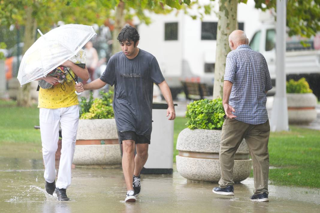 İstanbul’a sadece 5 dakika yetti! Meteoroloji uyarı üstüne uyarı yapmıştı 2